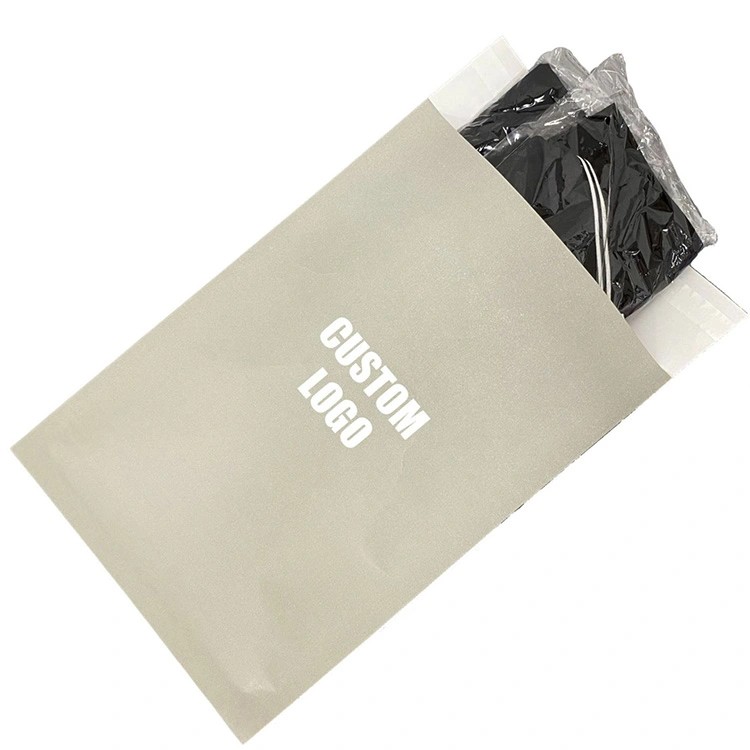 Envelope de papel kraft cinza